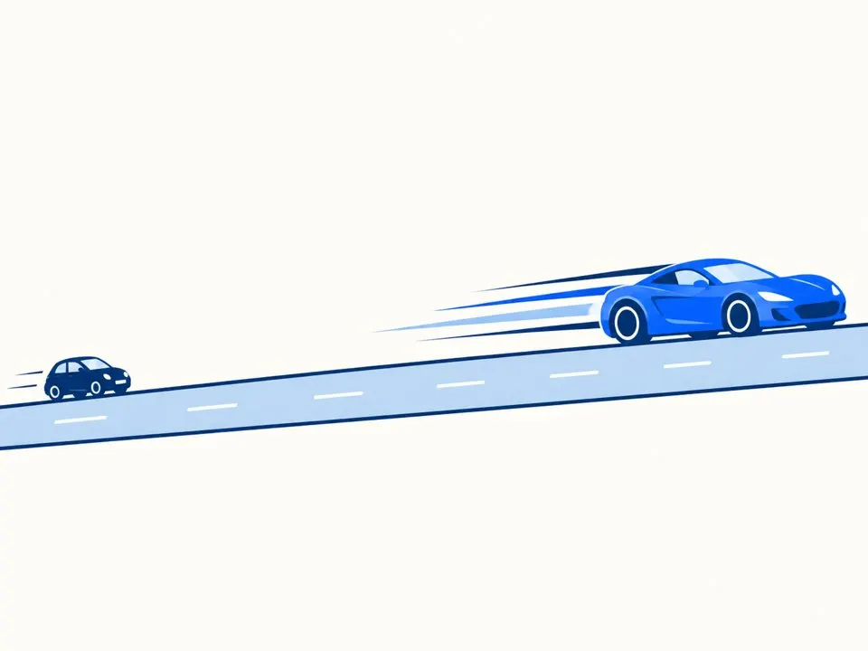 前を加速して走る大きな車と、後ろから追いかける小さな車